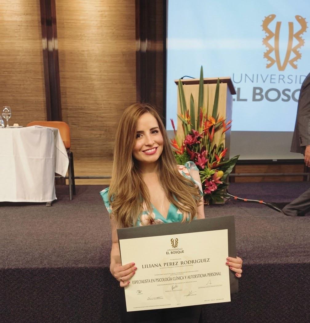 Liliana Pérez recibiendo su título de Especialista en la Universidad El Bosque